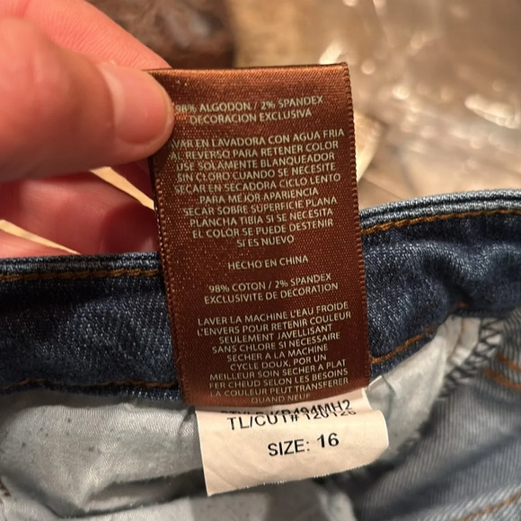 Kut from the Kloth Catherine Boyfriend jeans in a size 16 - Picture 11 of 11